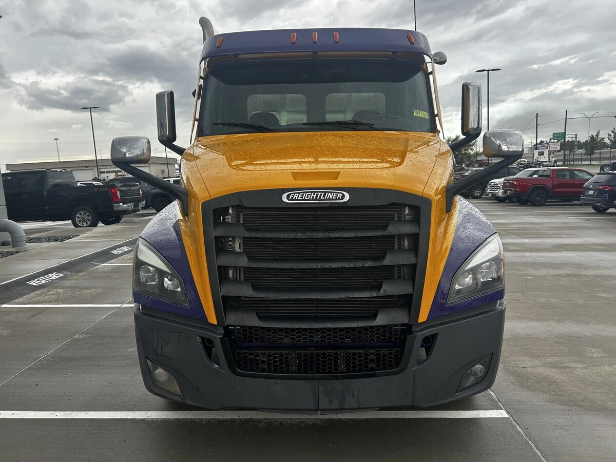 2025 Freightliner Cascadia — photo 2
