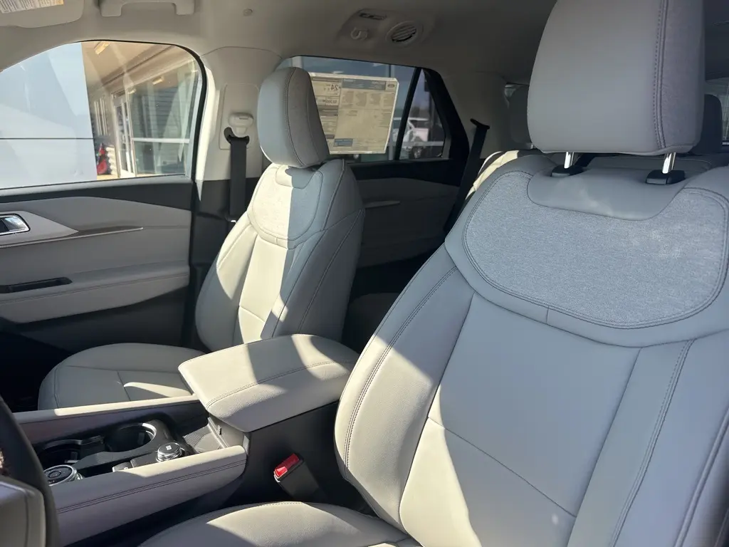 2025 Ford Explorer photo 13