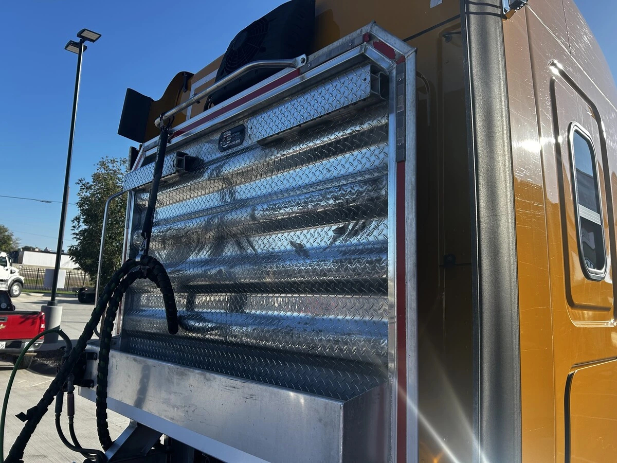 2025 Freightliner Cascadia — photo 8