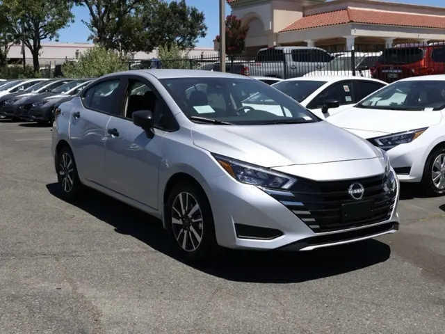 2025 Nissan Versa Sedan S's photo