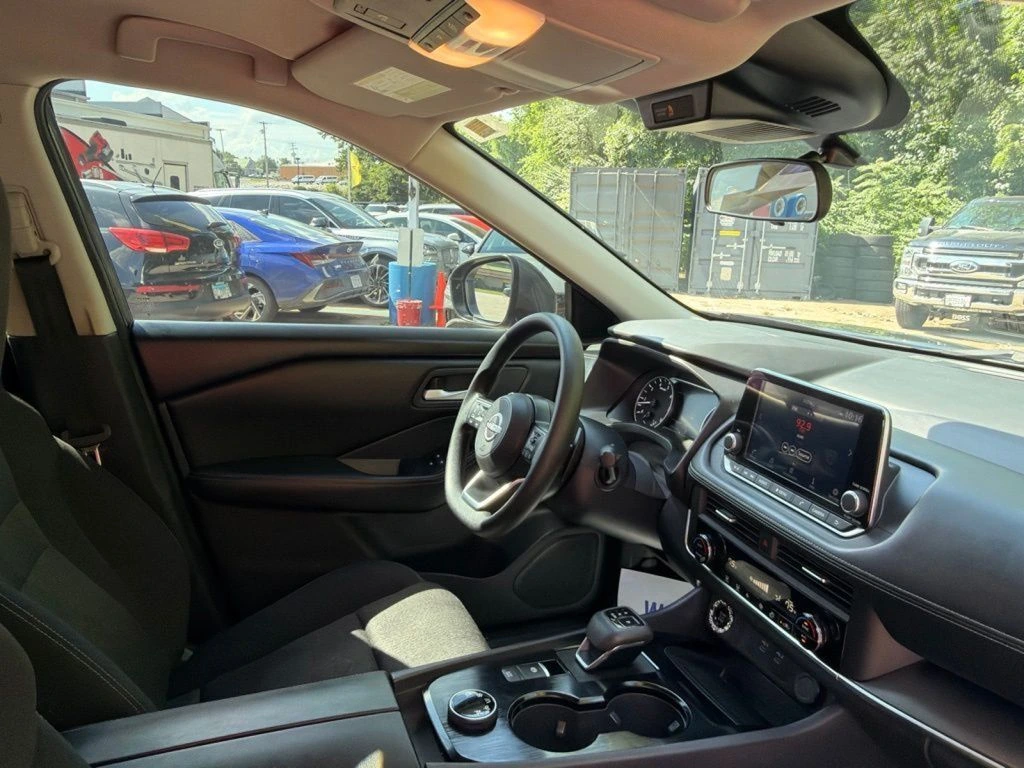 2024 Nissan Rogue SV - Photo 14
