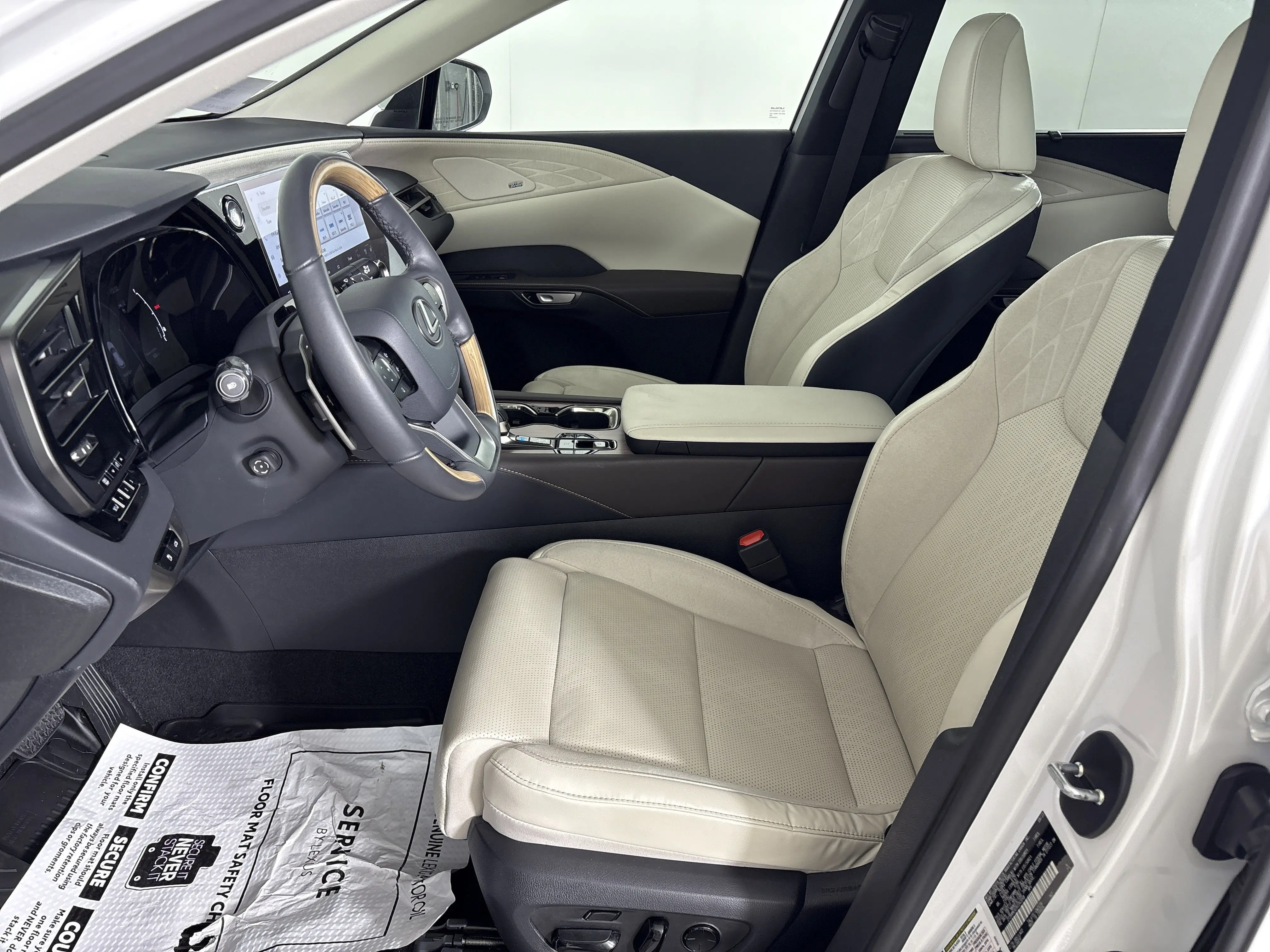2024 Lexus RX 350 Luxury AWD photo 2