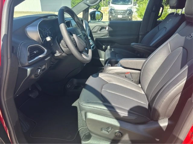 2026 Chrysler Pacifica Select - Photo 9