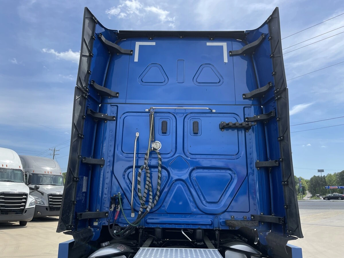 2021 Freightliner Cascadia - image 11