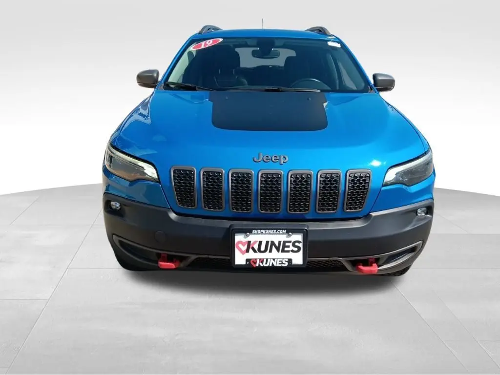 Used 2019 Jeep Cherokee Trailhawk with VIN 1C4PJMBX8KD330994 for sale in Macomb, IL