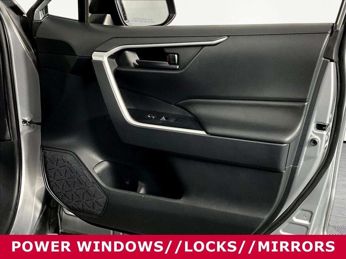 2019 Toyota RAV4 LE - Photo 25