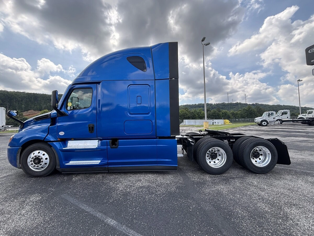 2022 Freightliner Cascadia — photo 7
