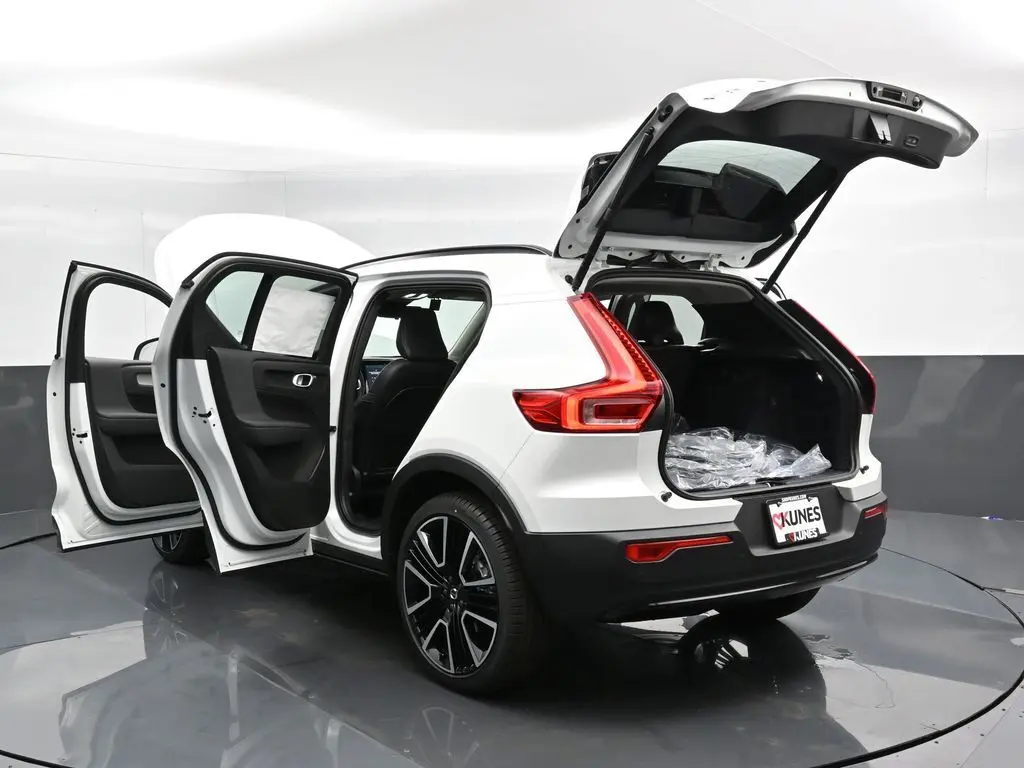 2025 Volvo - image 48