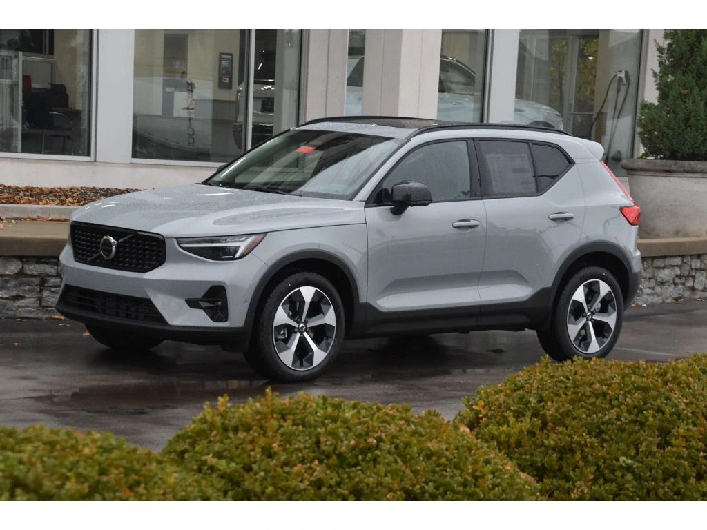 2026 Volvo - image 7