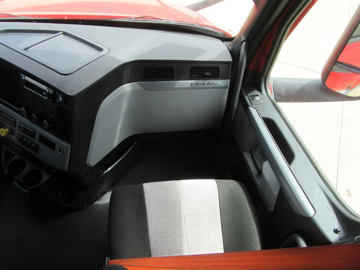 2022 Freightliner Cascadia - image 23