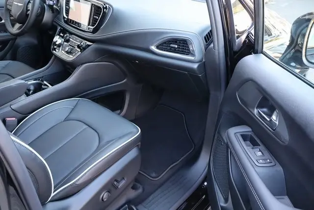 2026 Chrysler Pacifica Limited photo 55