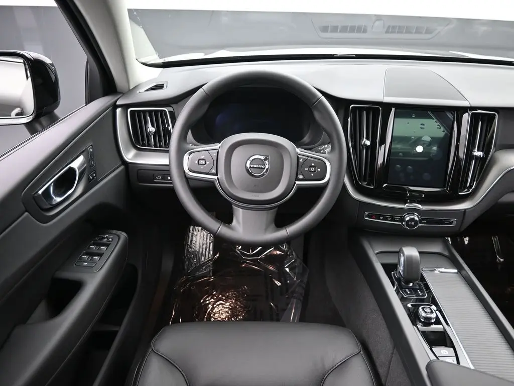 2025 Volvo - image 19