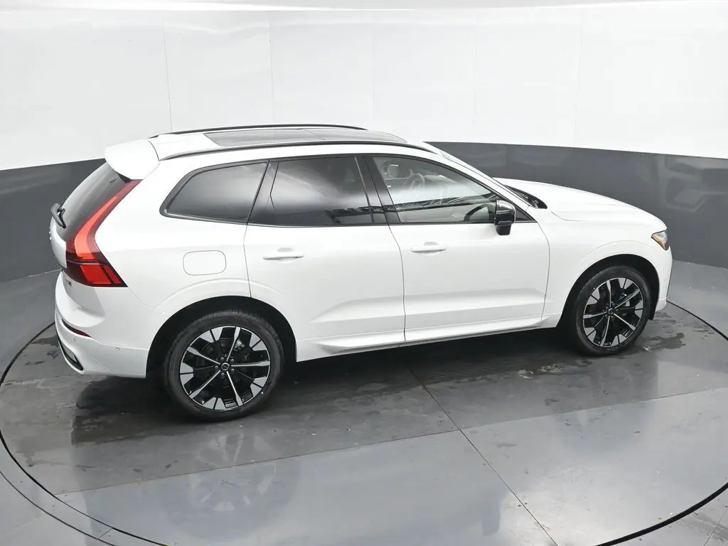2026 Volvo - image 32