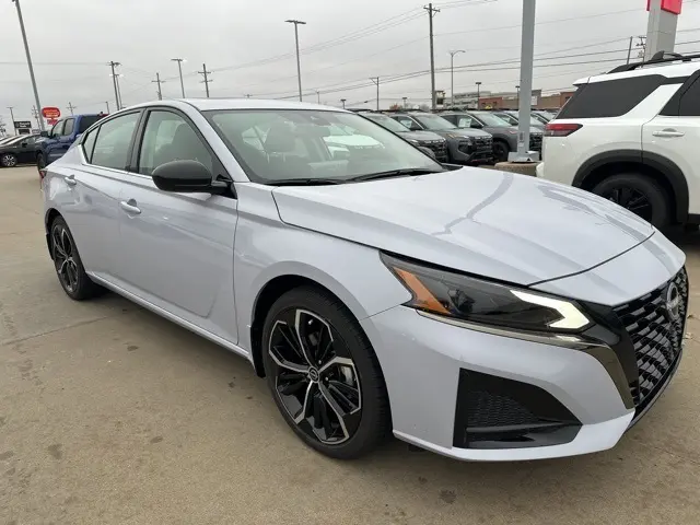 2025 Nissan Altima 2.5 SR photo 3