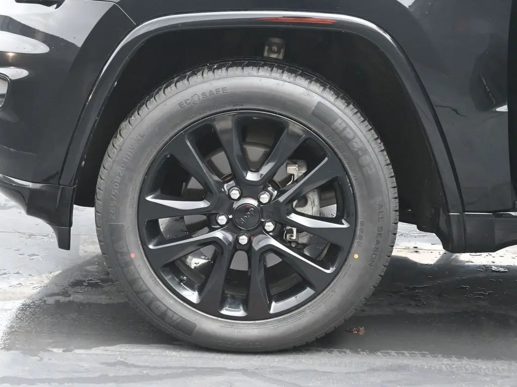 2019 Jeep Grand Cherokee Altitude photo 27
