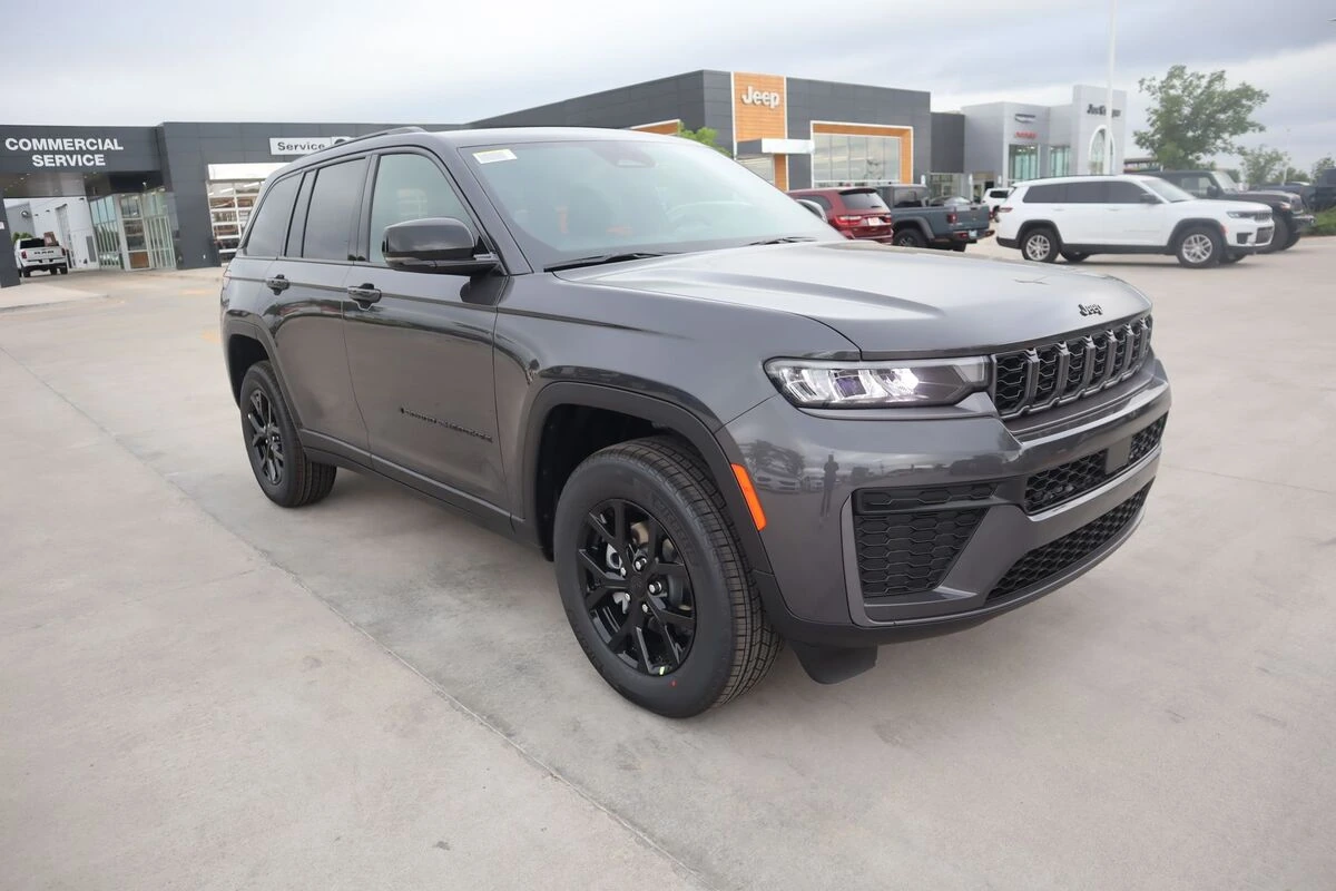 2026 Jeep Grand Cherokee Laredo Altitude 4x4's photo