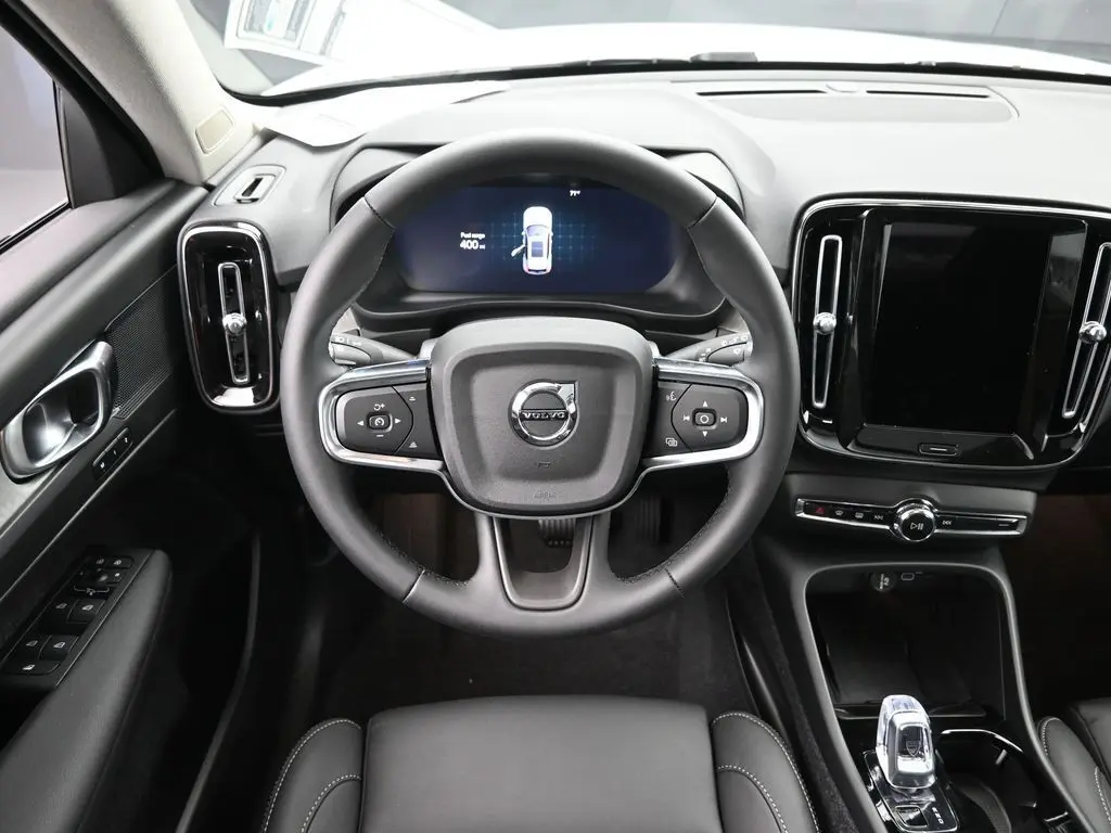 2025 Volvo - image 18