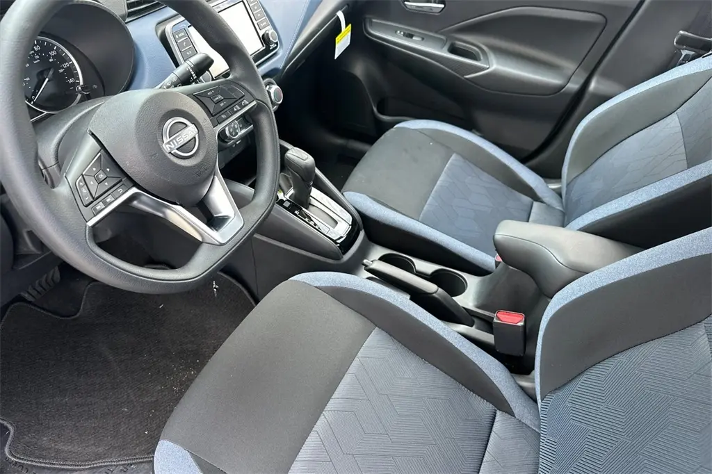 2025 Nissan Versa 1.6 SV photo 8