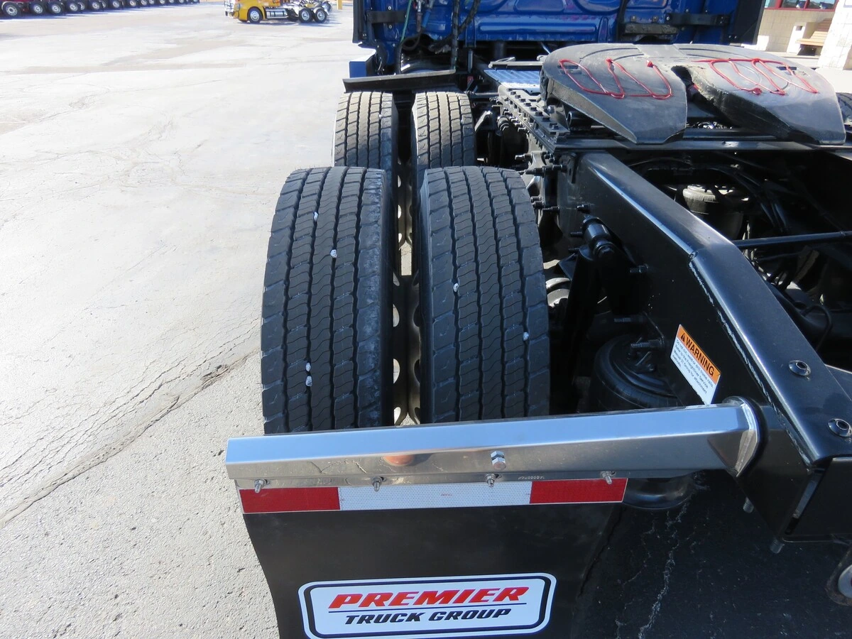 2022 Freightliner Cascadia - image 5