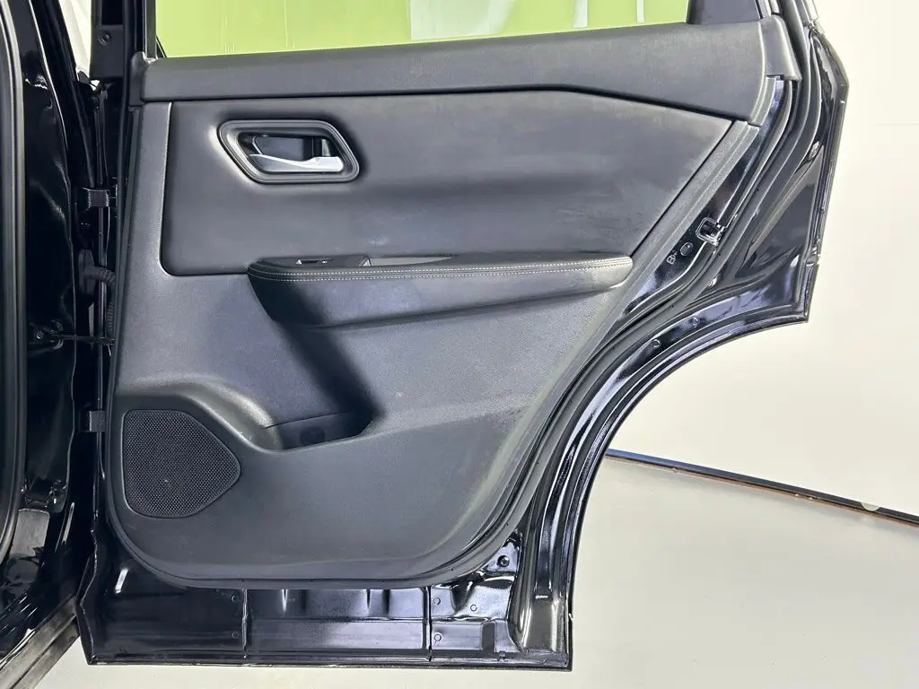 2024 Nissan Rogue SV photo 11