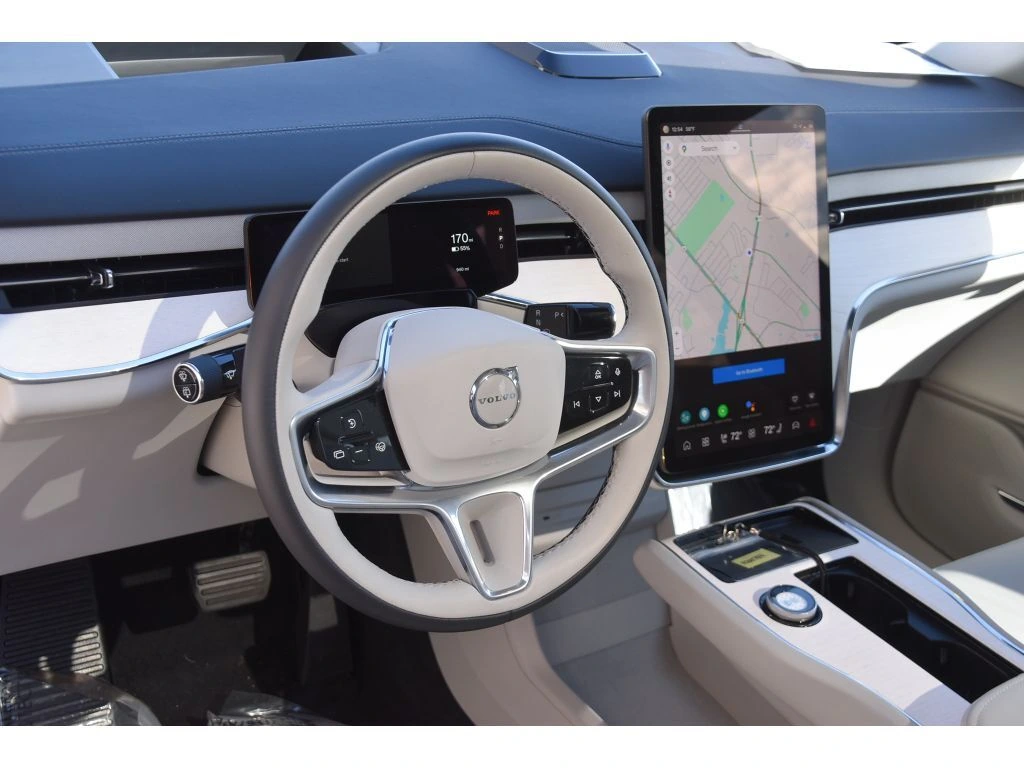 2025 Volvo - image 13