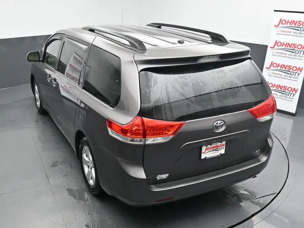 2014 Toyota Sienna LE photo 35