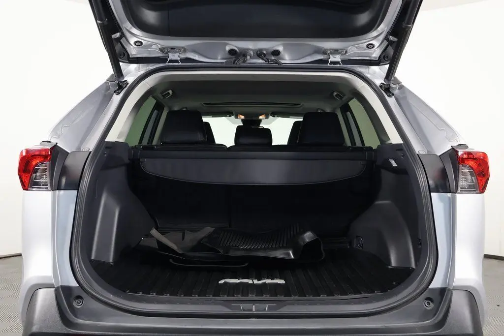 2021 Toyota RAV4 XLE Premium photo 13