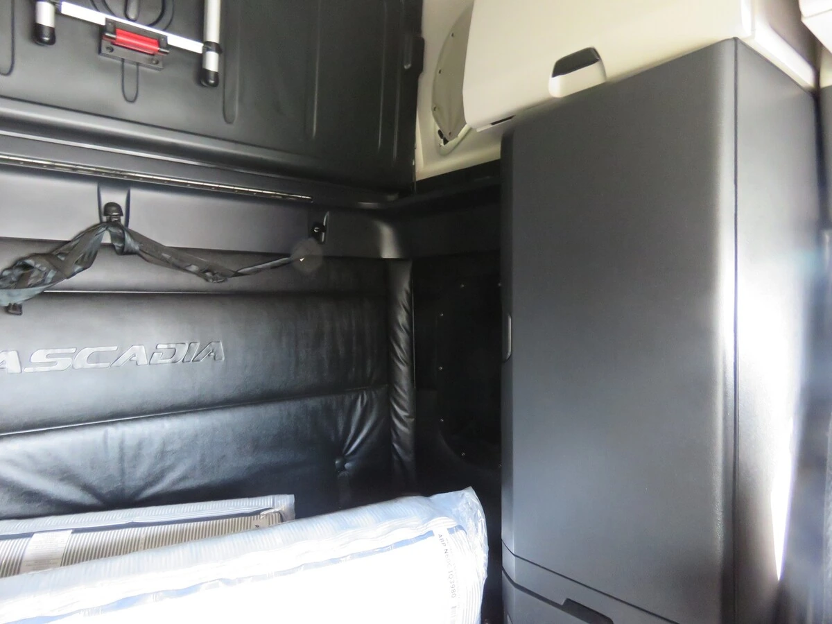 2023 Freightliner Cascadia - image 17