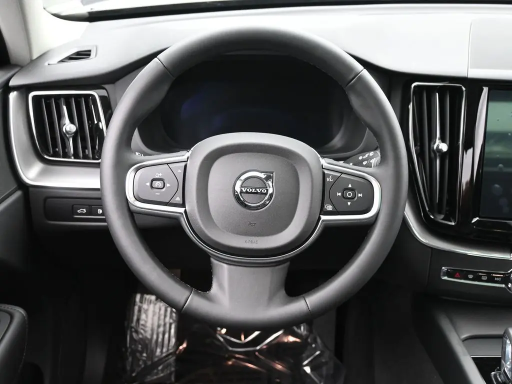 2025 Volvo - image 18