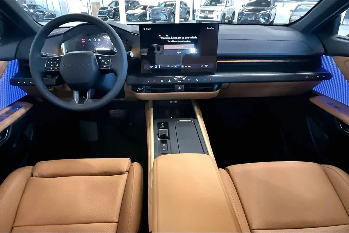 New Lexus ES 500e interior
