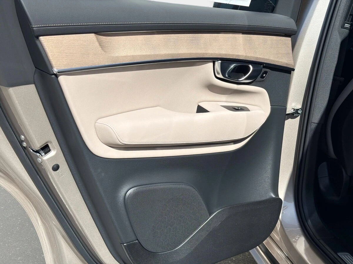 2026 Volvo - image 10