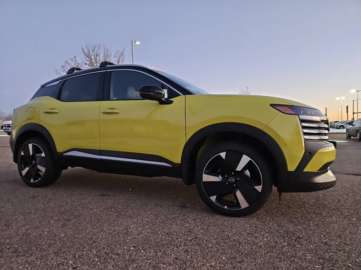 2026 Nissan Kicks SR photo 2