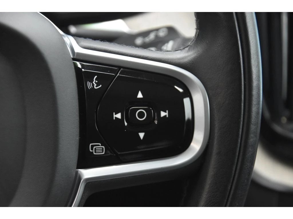 2022 Volvo - image 36