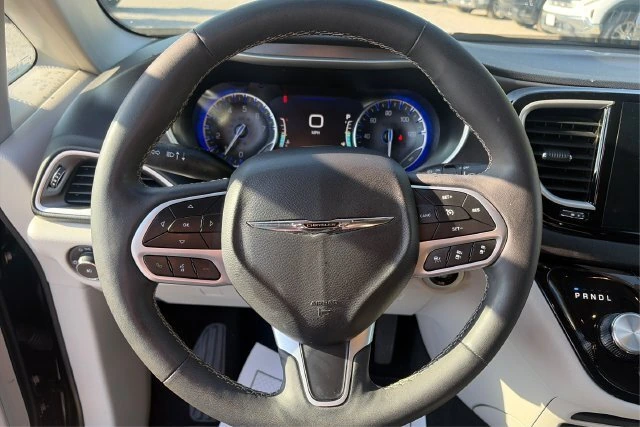 2024 Chrysler Pacifica Touring L - Photo 16