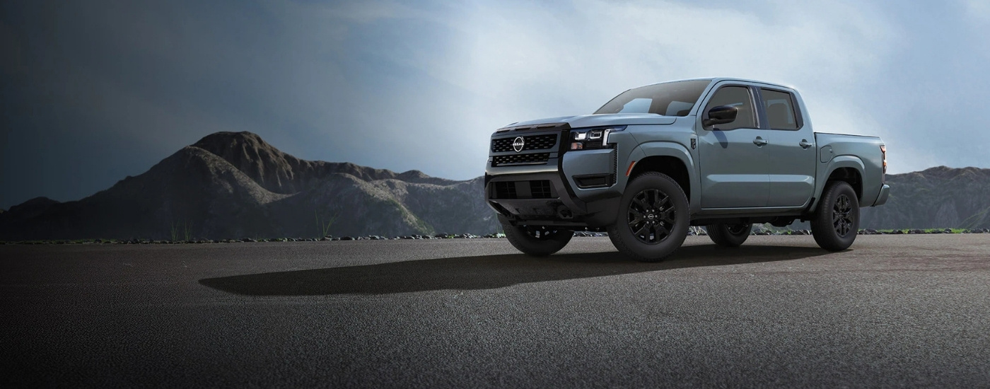 Nissan Frontier Dark Armor 2026 gris estacionado sobre el pavimento