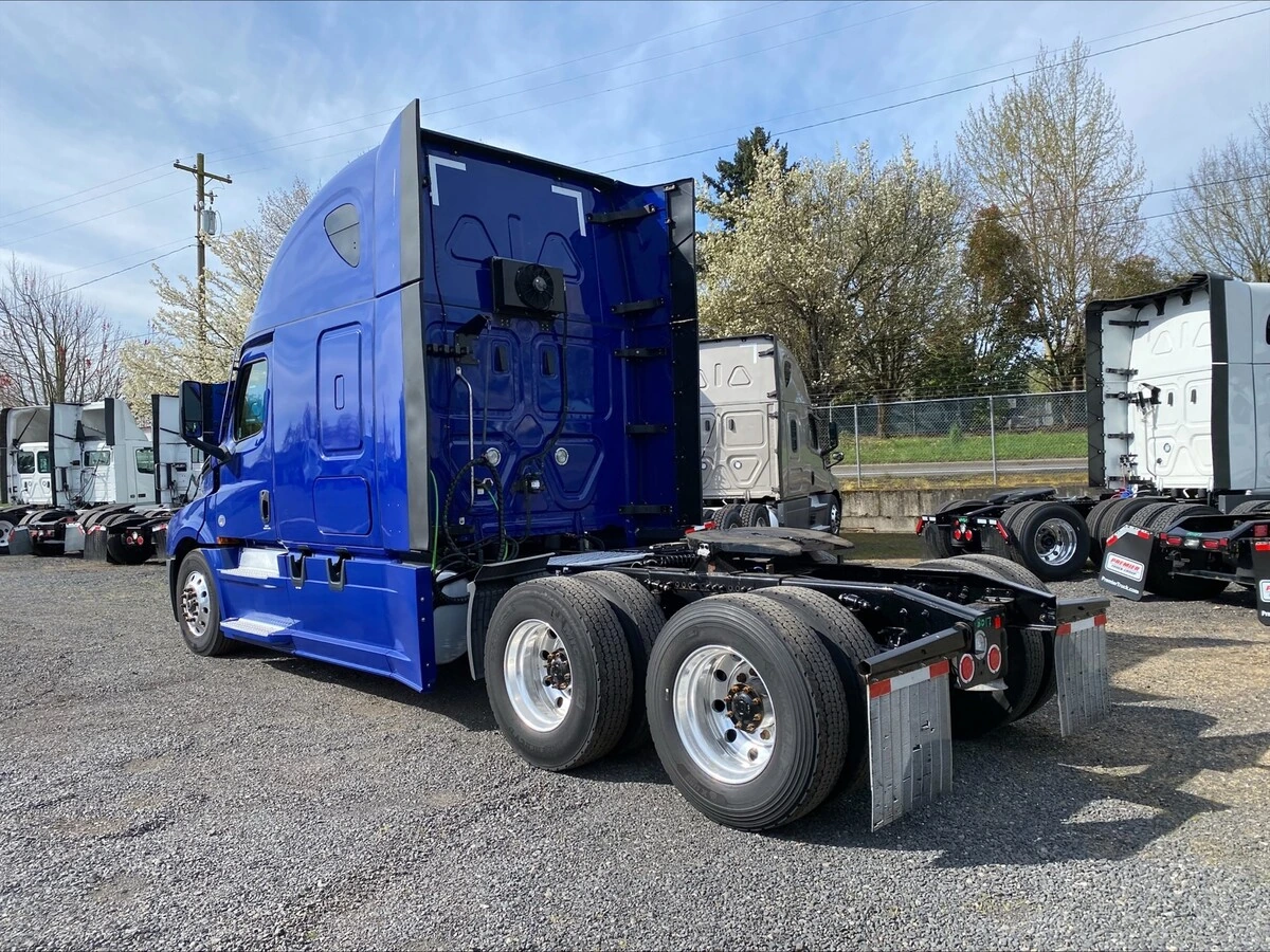 2022 Freightliner Cascadia - image 3