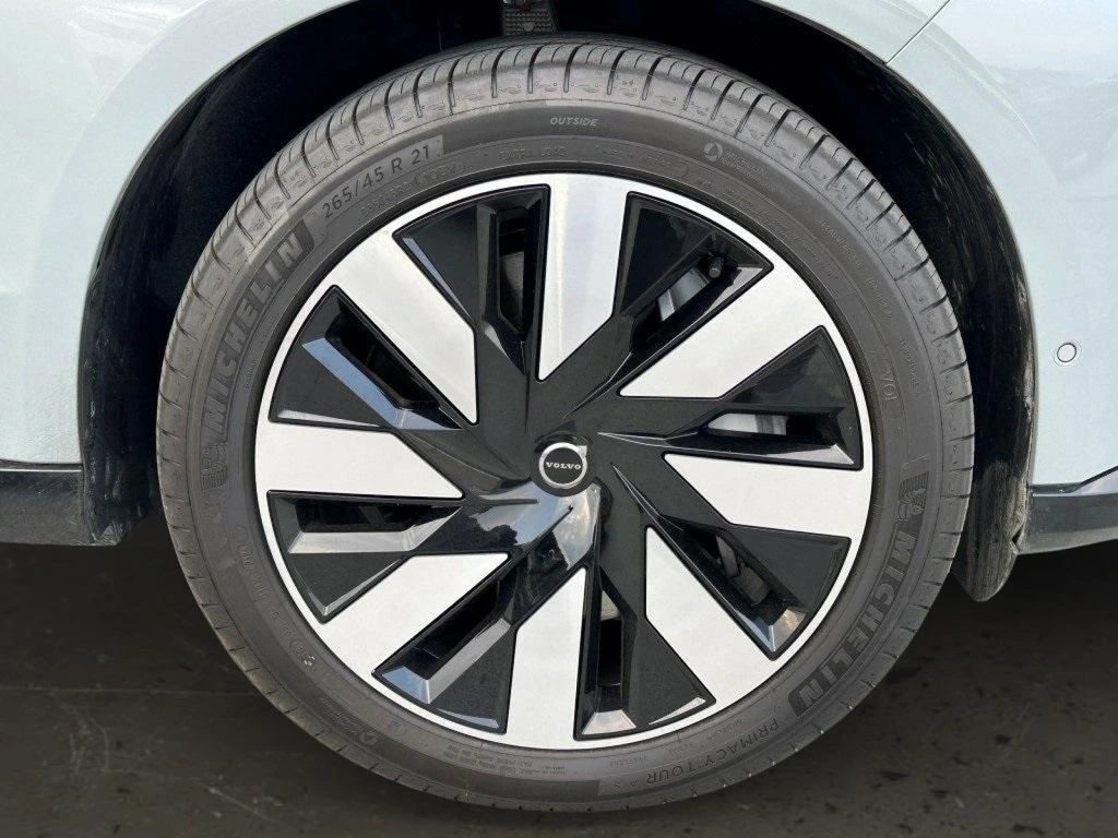 2025 Volvo - image 9