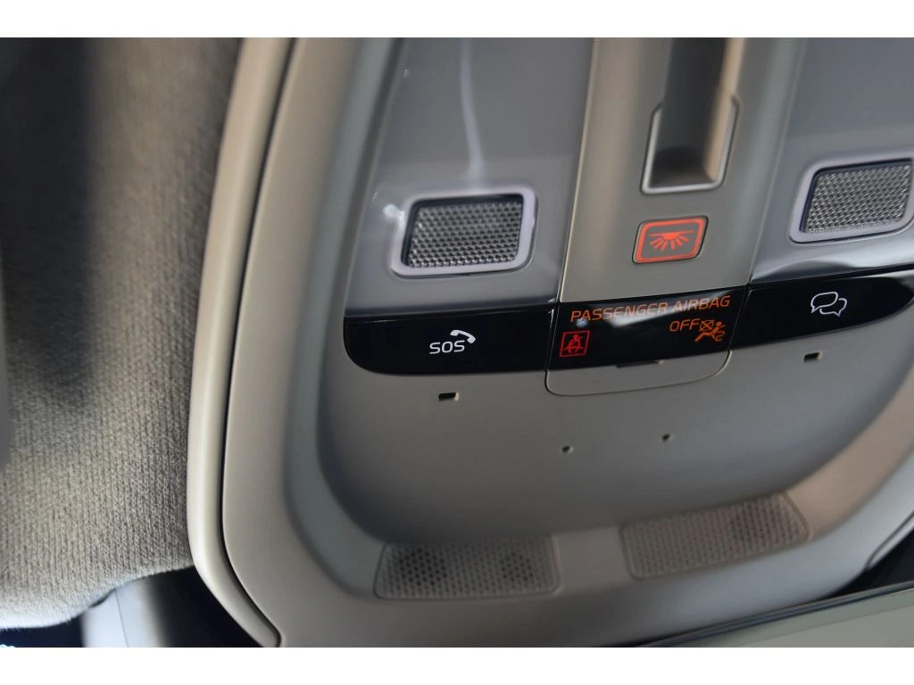 2025 Volvo - image 39