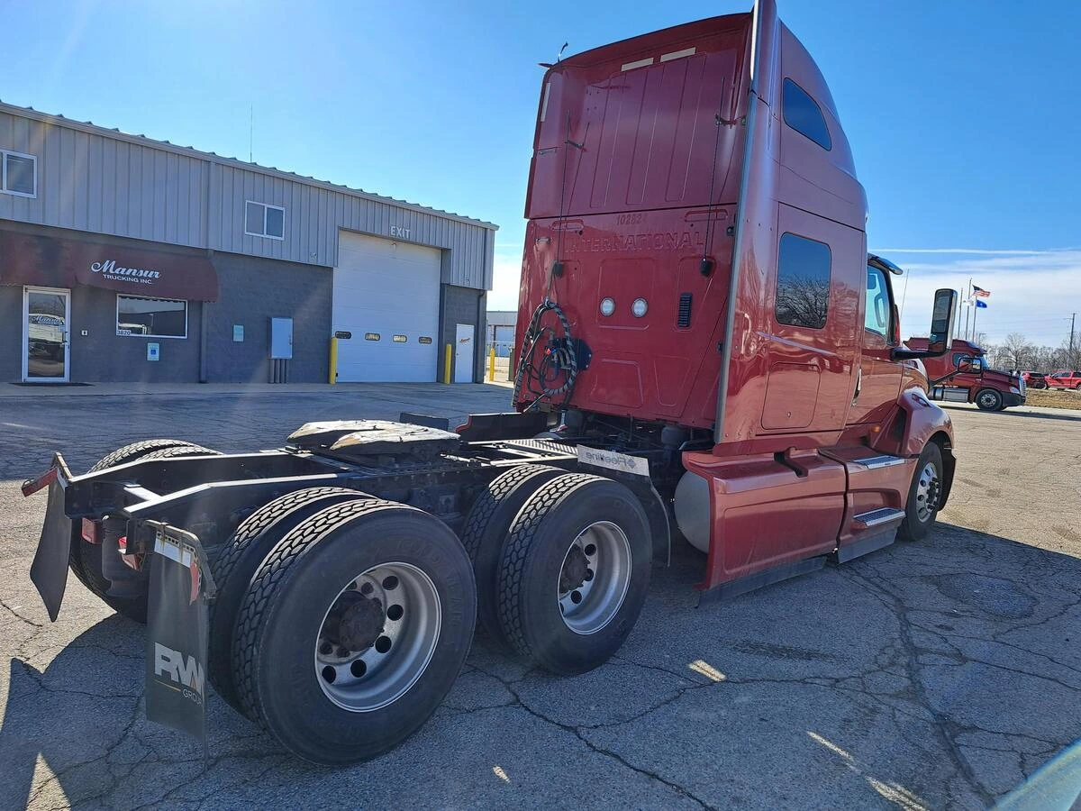 2018 International LT — photo 2