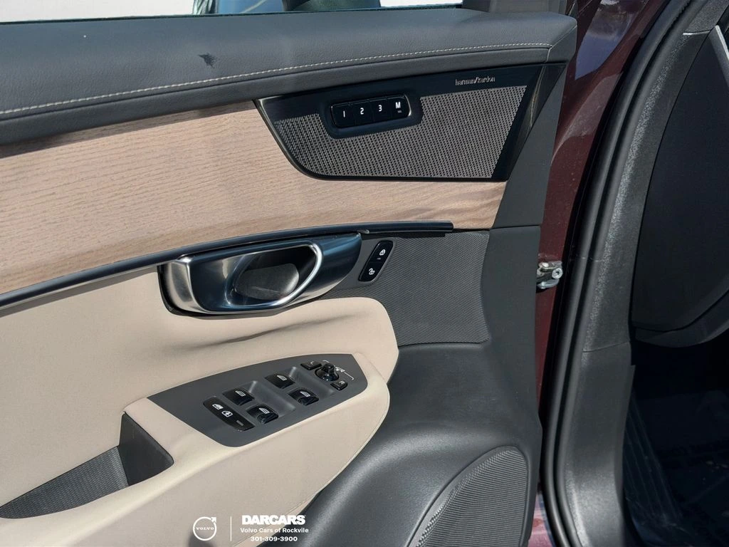 2025 Volvo - image 15