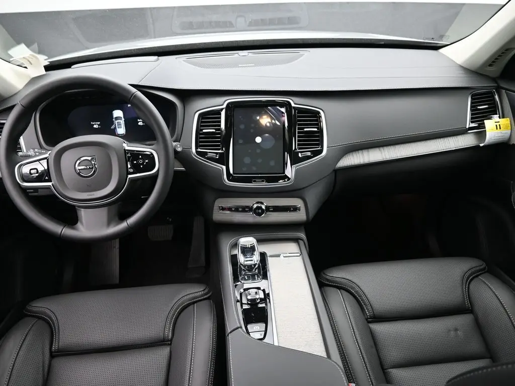 2025 Volvo - image 20