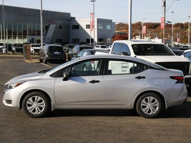 2025 Nissan Versa 1.6 S photo 2