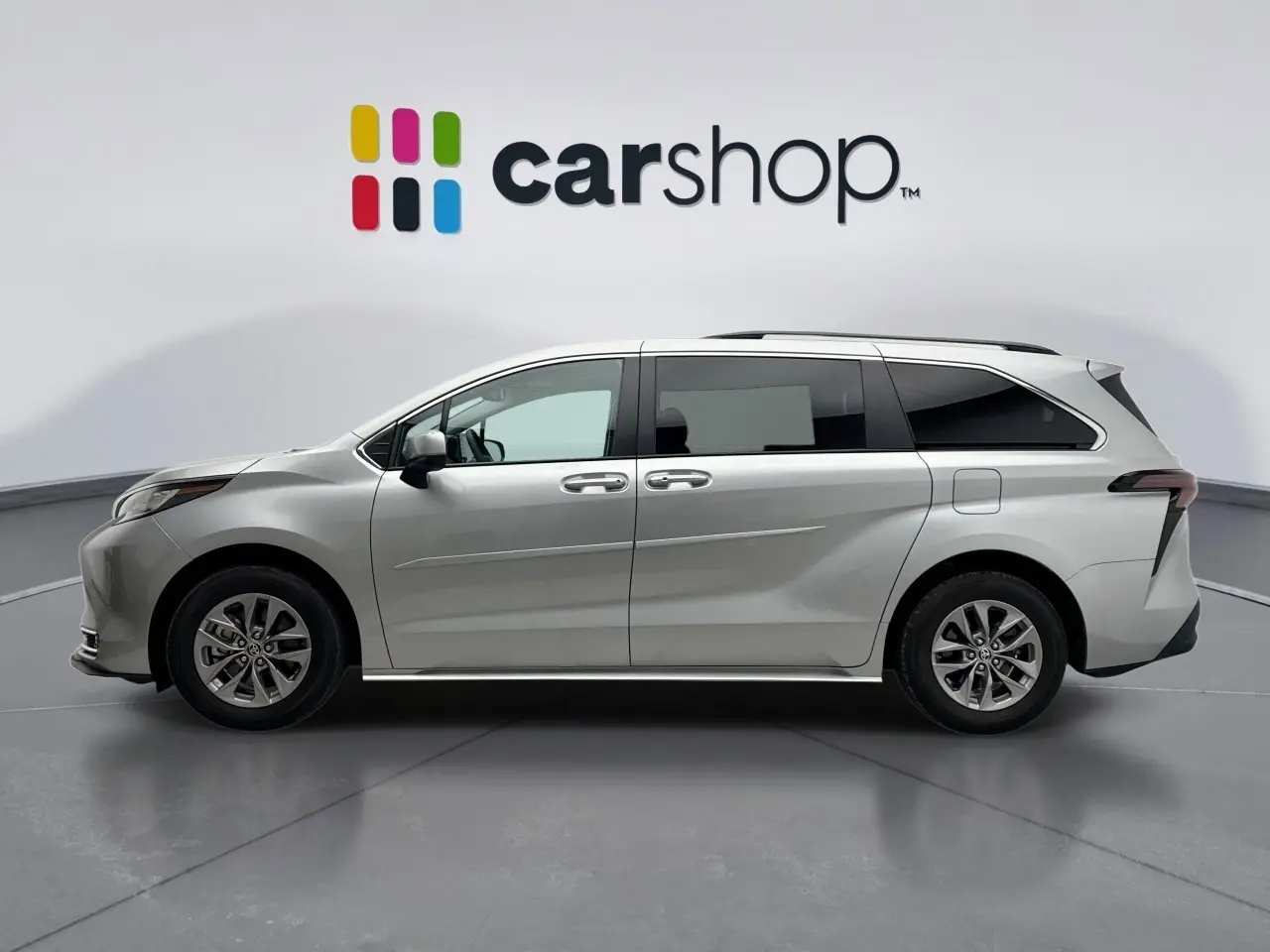 2023 Toyota Sienna XLE photo 2