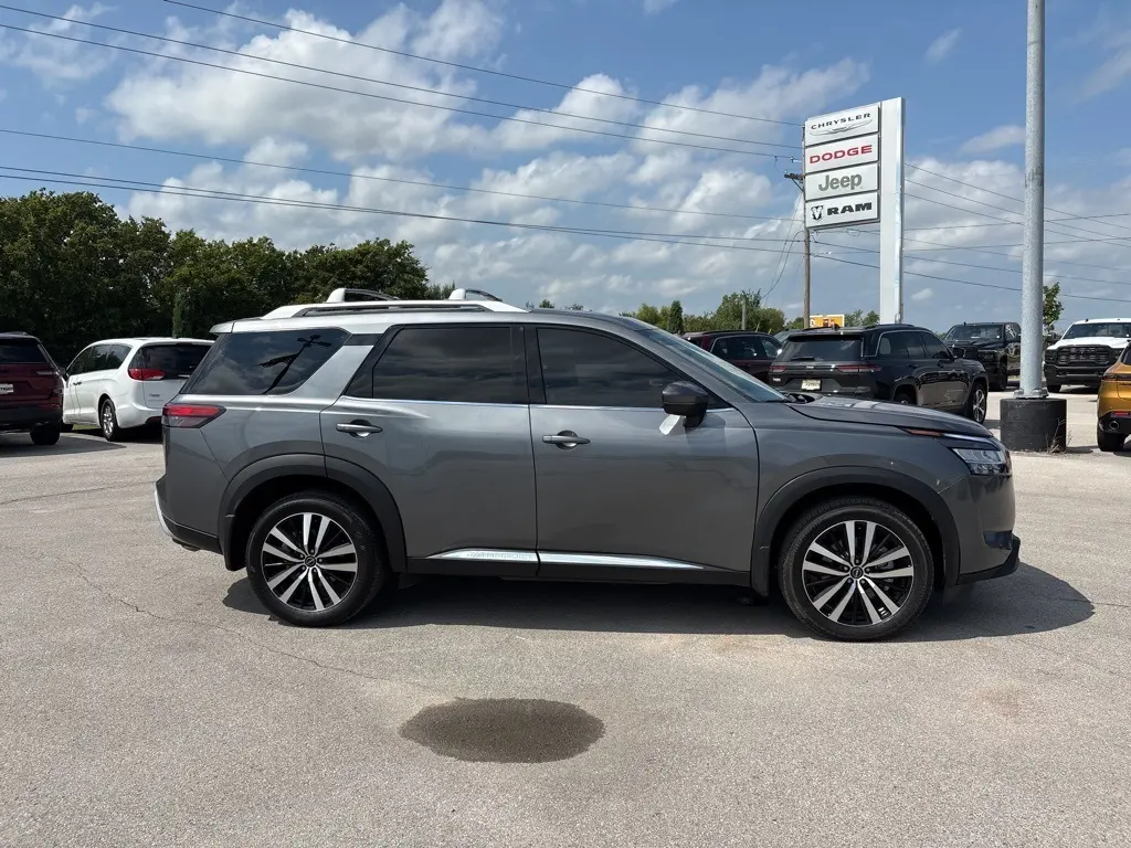 2024 Nissan Pathfinder Platinum photo 2