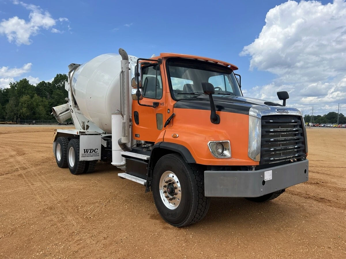 2017 Freightliner 114SD - image 2