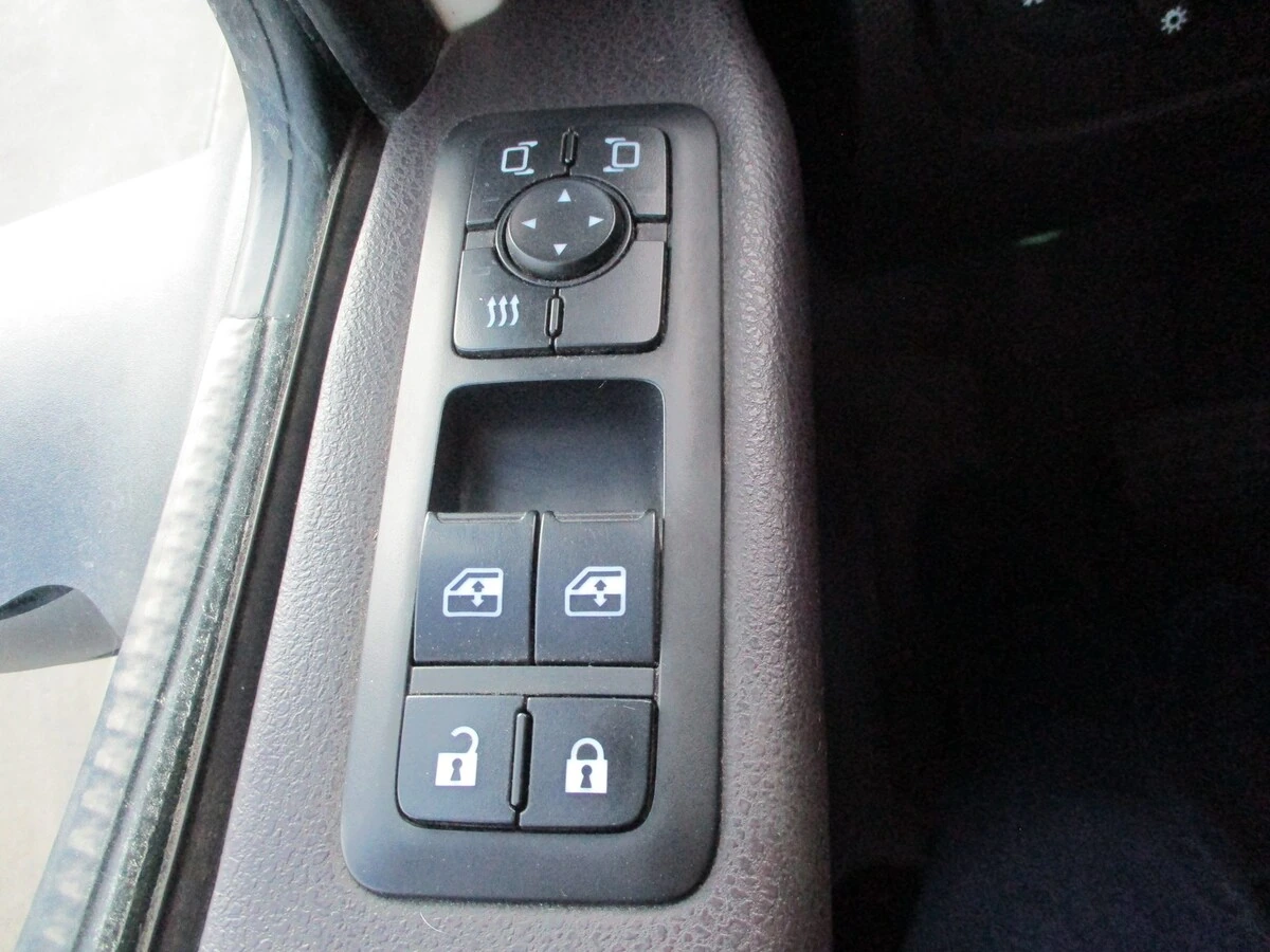 2019 International LT - image 18