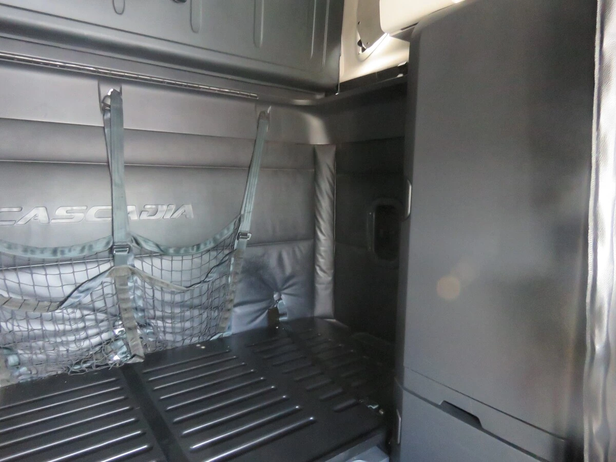 2024 Freightliner Cascadia - image 16