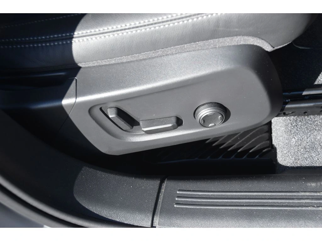 2025 Volvo - image 32