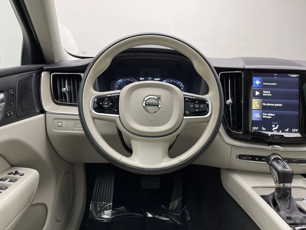 2020 Volvo - image 12