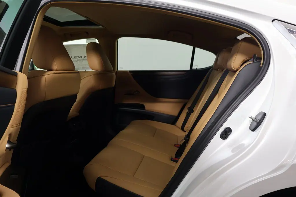 2025 Lexus ES 300h photo 5
